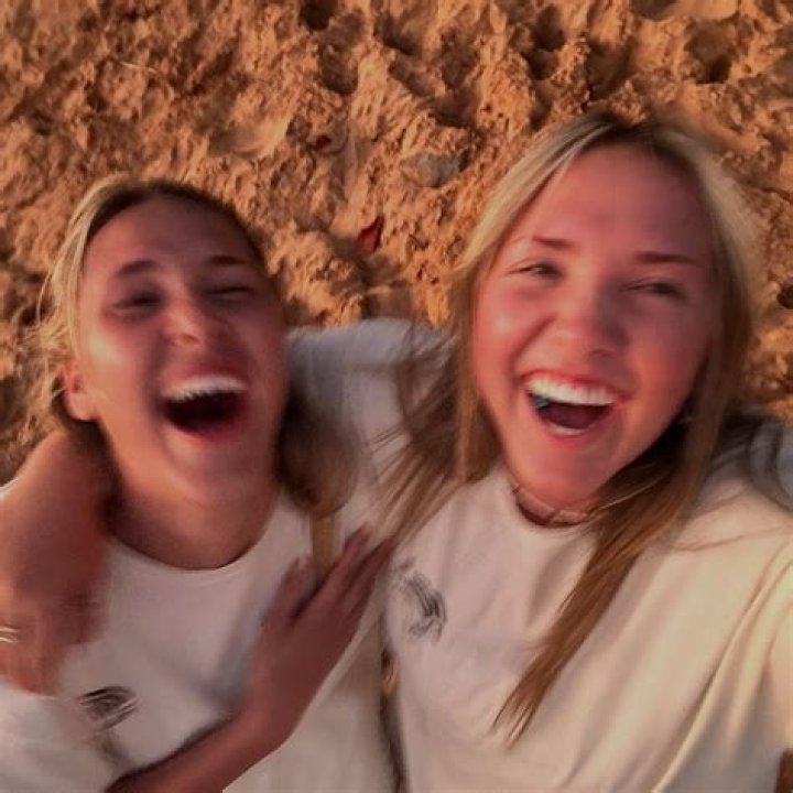 Are Allie and Ella schnacky twins?