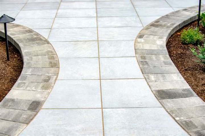 Are flagstone and bluestone the same?