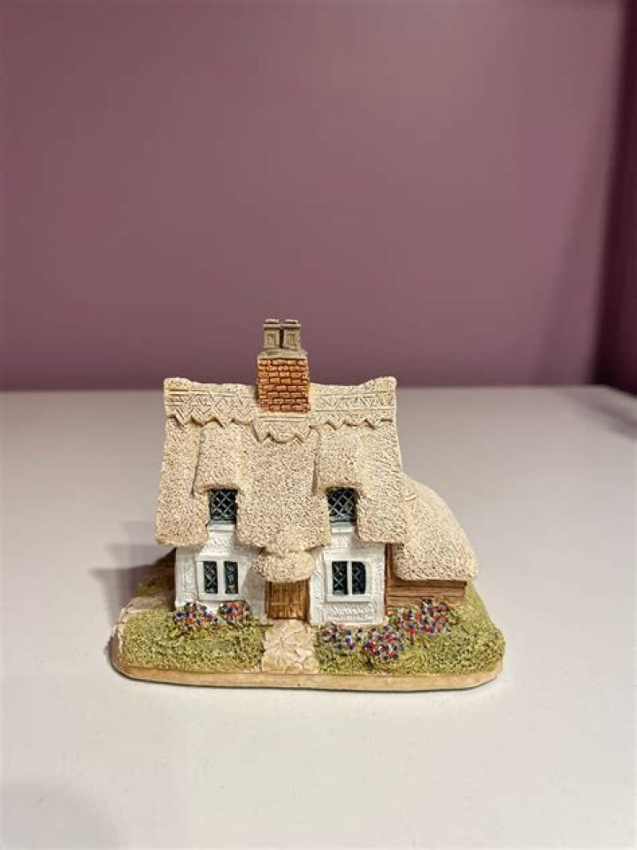 Are Lilliput Lane cottages still made?