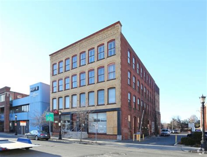 Are there any colonial buildings in NYC?