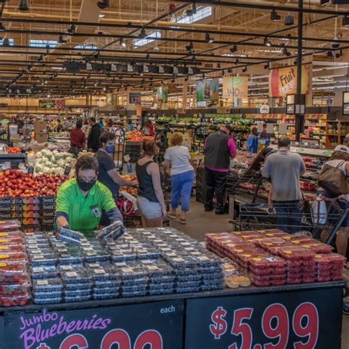 Can a 14 year old work at a grocery store?