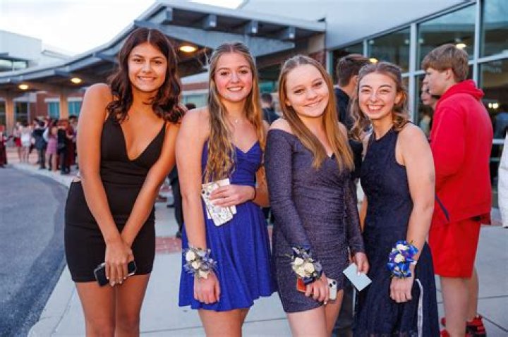 Can a foreigner attend high school in US?