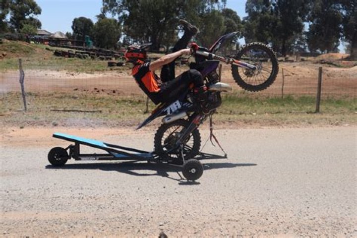Can a Honda Grom do a wheelie?