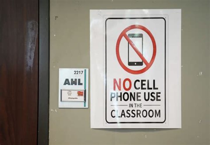 Can a school legally keep a cell phone?
