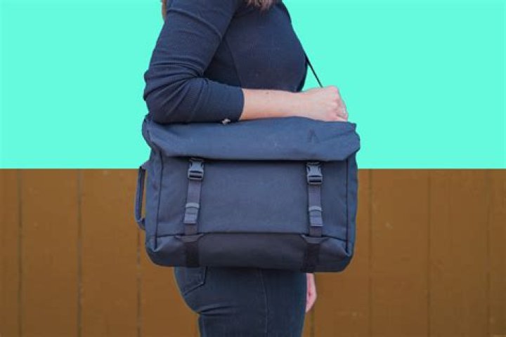 Can a woman wear a messenger bag?