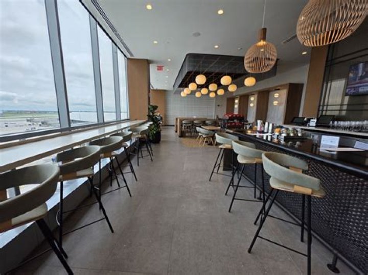 Can arriving passengers use lounge?
