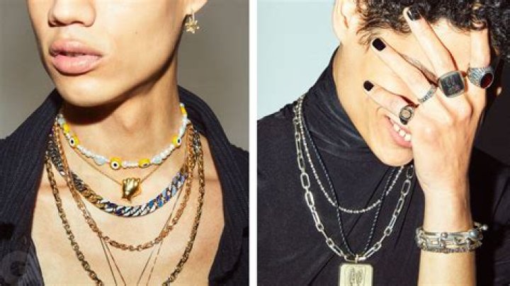 Can dudes wear necklaces?