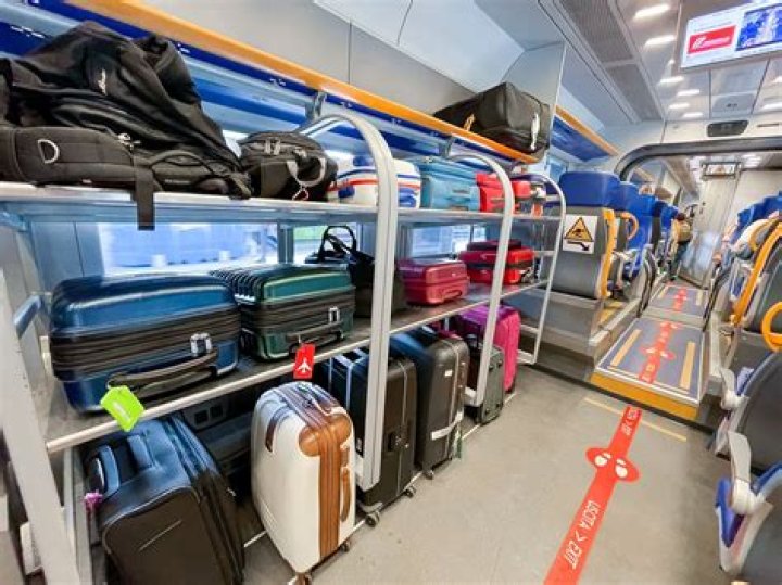 Can I bring luggage on MRT Singapore?