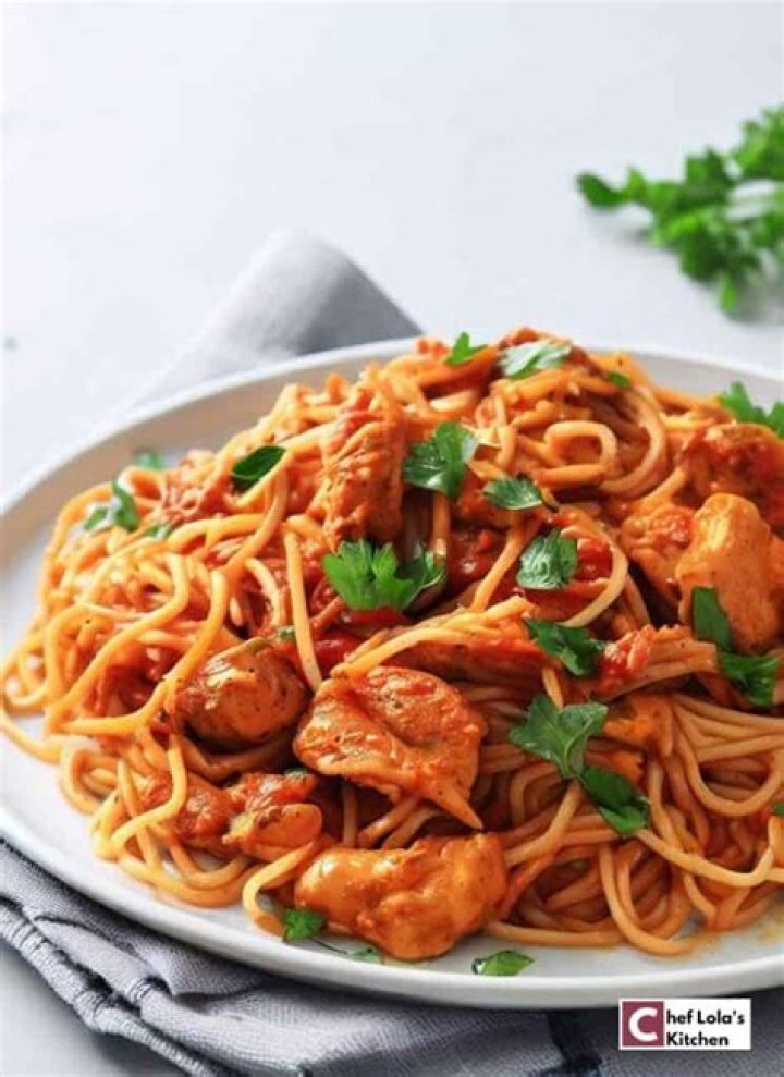 Can I cook raw chicken in spaghetti sauce?