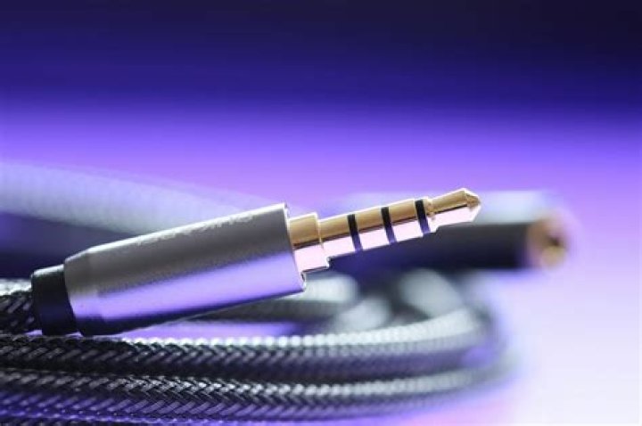 Can I use the headphone jack as an audio input iPhone?