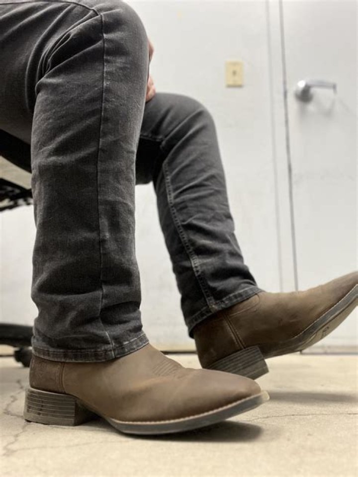Can I wear brown boots with dark blue jeans?