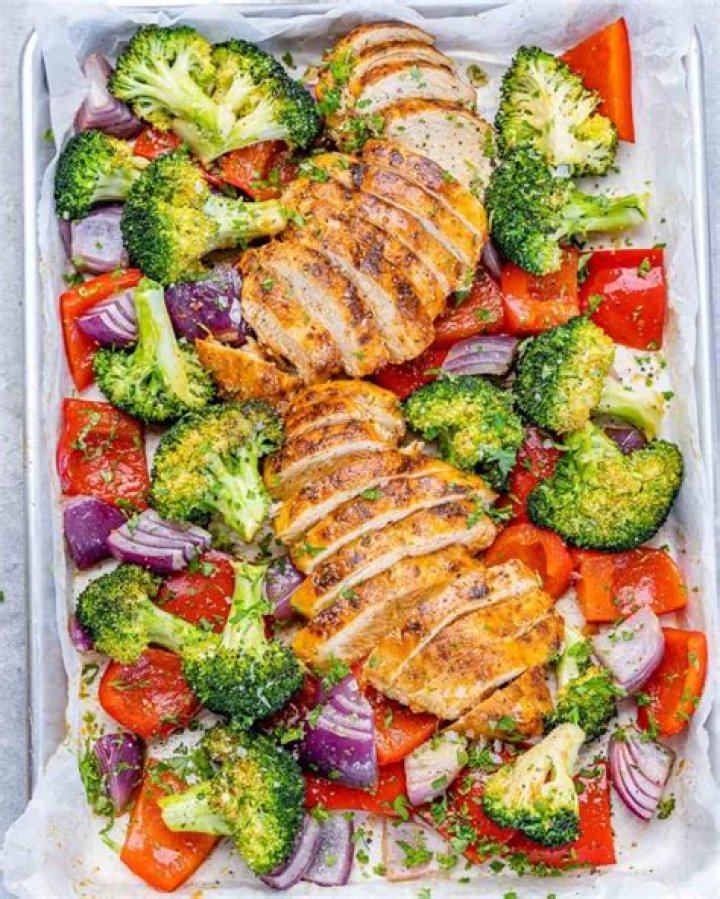 Can you bake raw chicken and vegetables together?