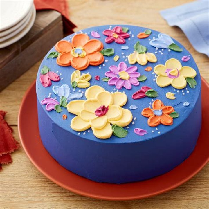 Can you decorate a fondant cake with buttercream icing?
