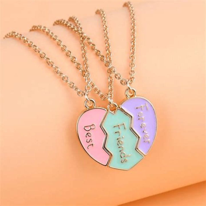 Can you layer 2 necklaces?
