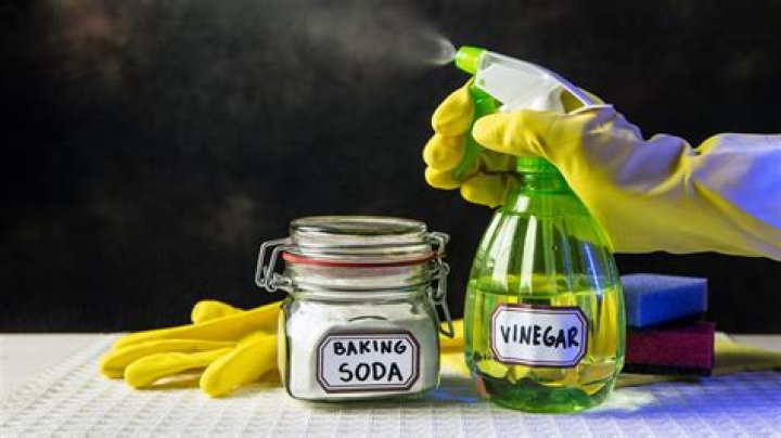 Can you mix baking soda and vinegar together for cleaning?