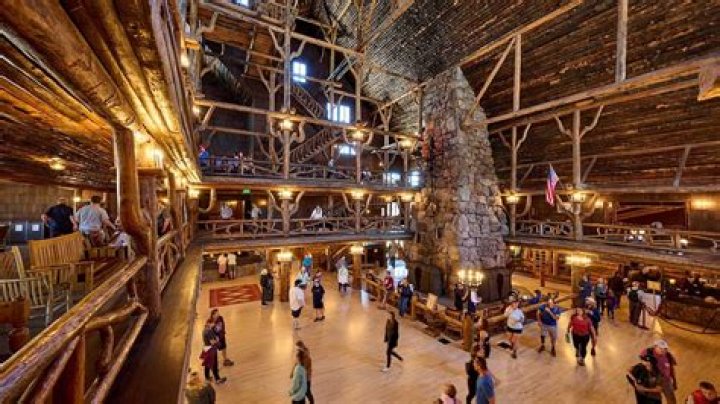 Can you stay at Old Faithful in the winter?