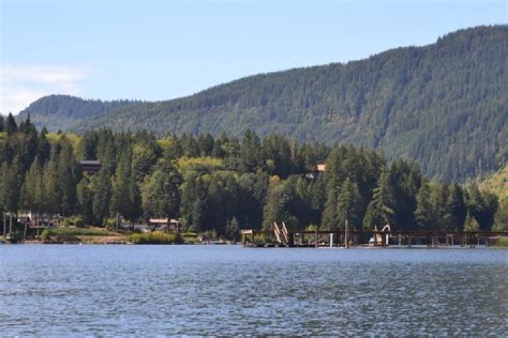 Can you walk around Lake Samish?
