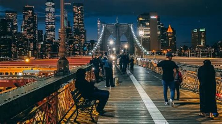Can you walk on Brooklyn Bridge at night?