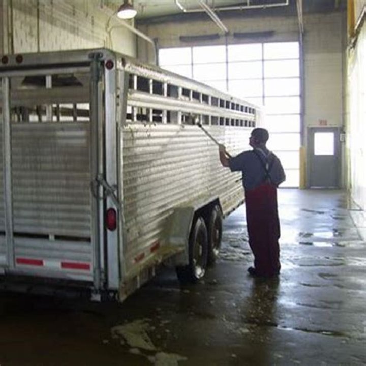 Can you wax an aluminum horse trailer?