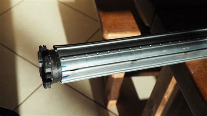 Comment fixer un tablier de volet roulant a un tube?