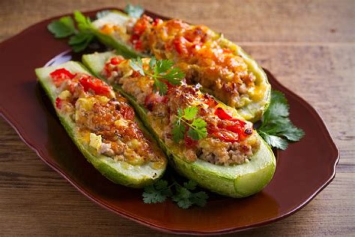 Como preparar a abobrinha recheada com legumes?