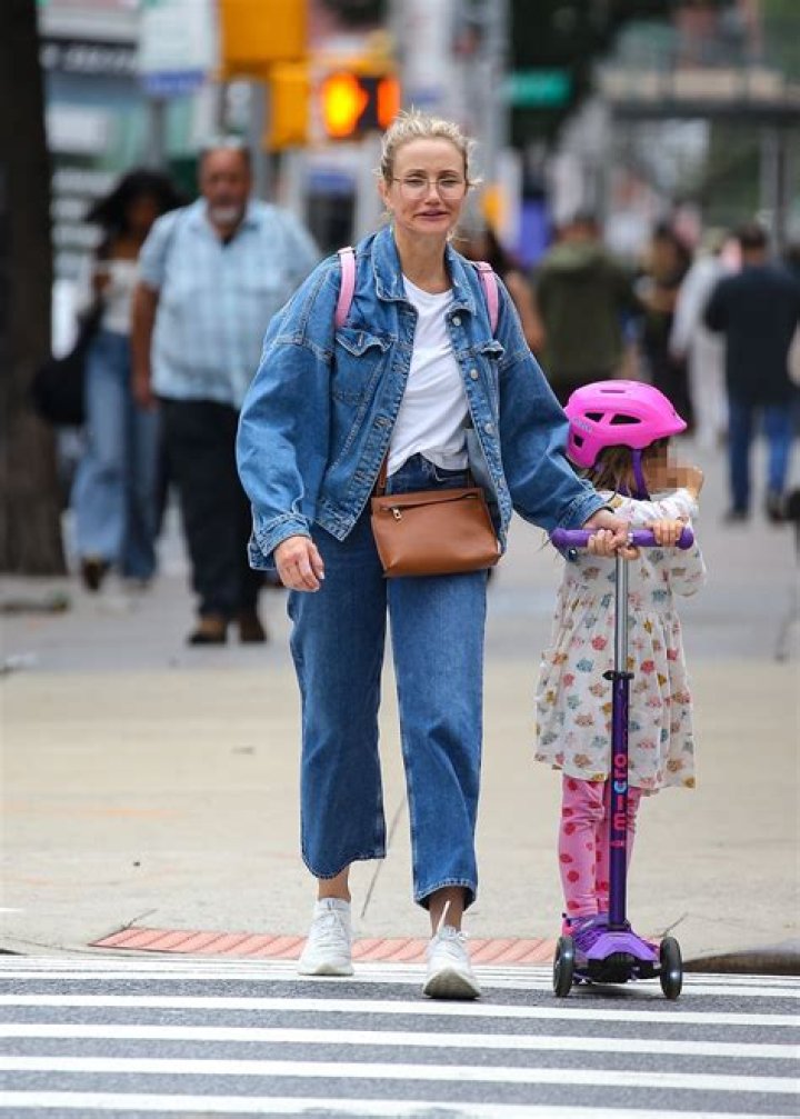 Did Cameron Diaz sing in Annie?