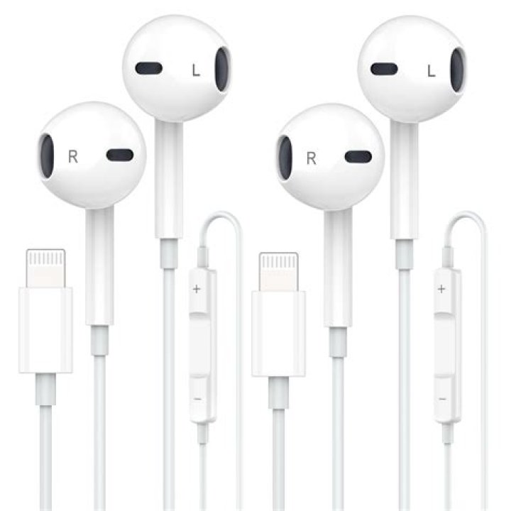 Did iPhone 4 come with earphones?