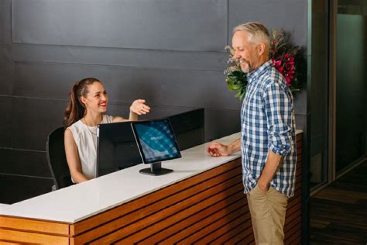 Do dental receptionists make good money?