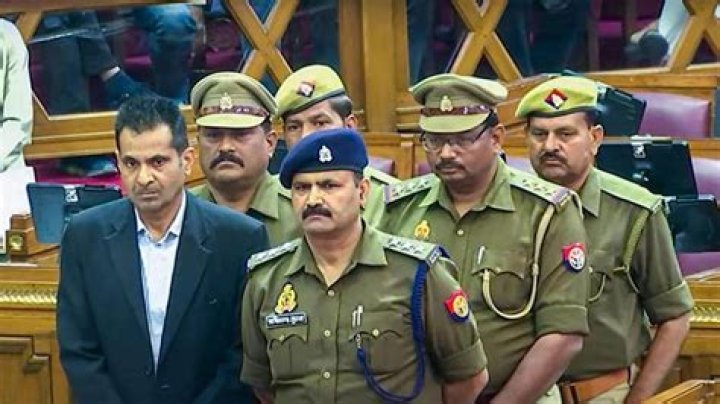 Do IAS officers get blue light?