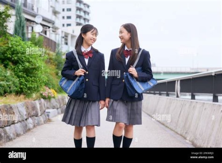 Do Japanese students wear ties?