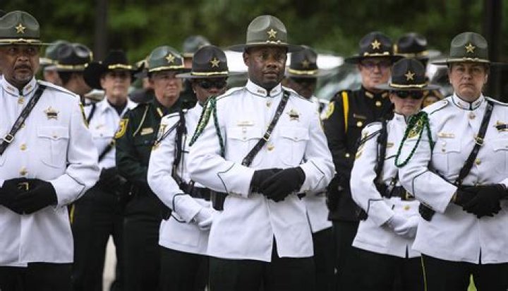 Do sheriffs make good money?