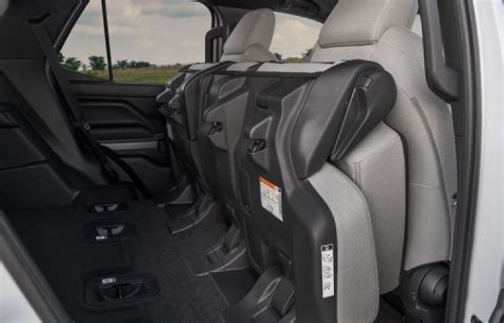 Do the rear seats fold flat in a Mini Countryman?