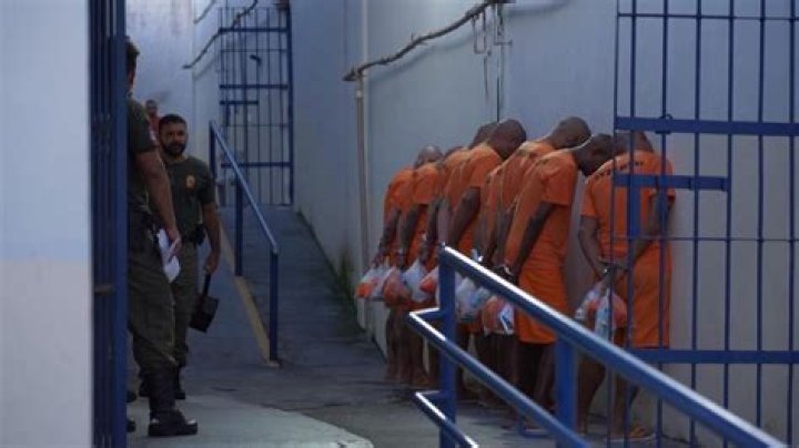 Do UK prisons do strip searches?