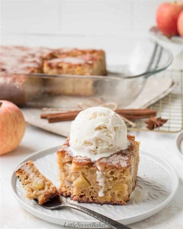 Does a fresh apple cake need to be refrigerated?