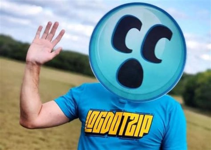 Does CinnamonToastKen have a girlfriend?