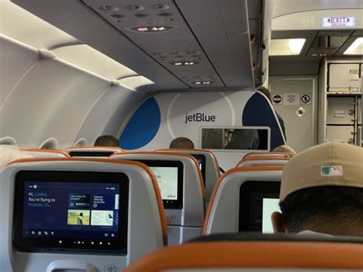 Does JetBlue have outlets A320?