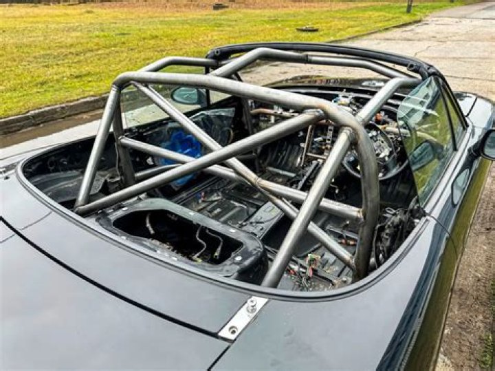 Does Mazda Miata have a roll bar?