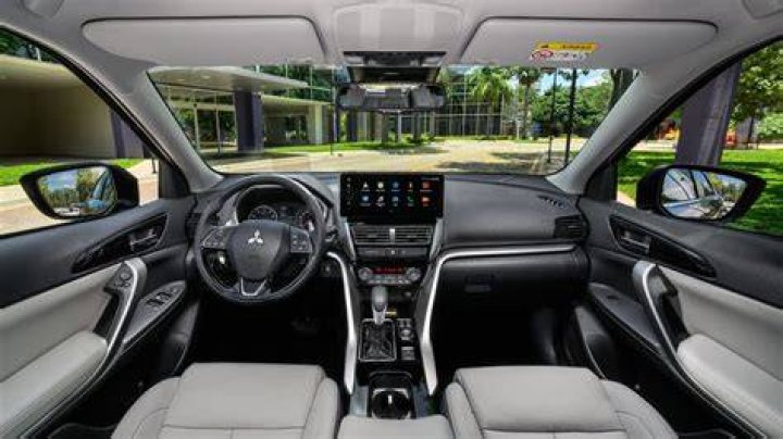 Does Mitsubishi Eclipse Cross have a digital speedometer?