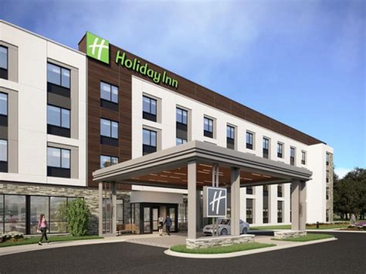 Does Nashville Airport have hotel?