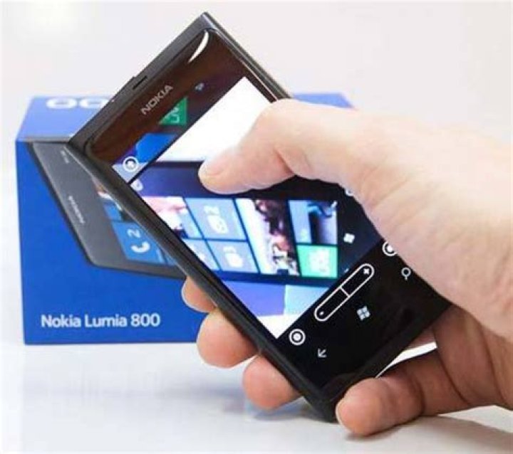 Does Nokia Lumia 800 support WhatsApp?