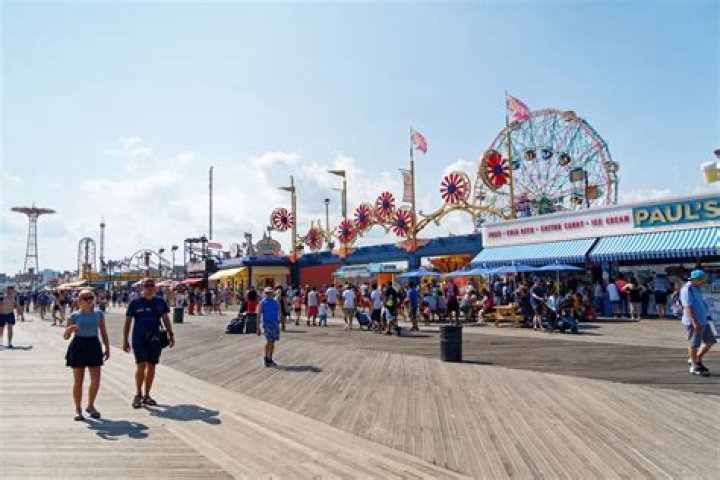 Does Ocean City have a boardwalk with rides?