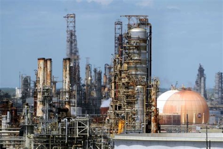 Does San Antonio have refineries?