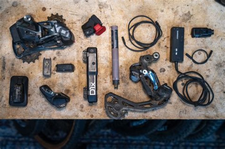 Does Shimano electronic shift?