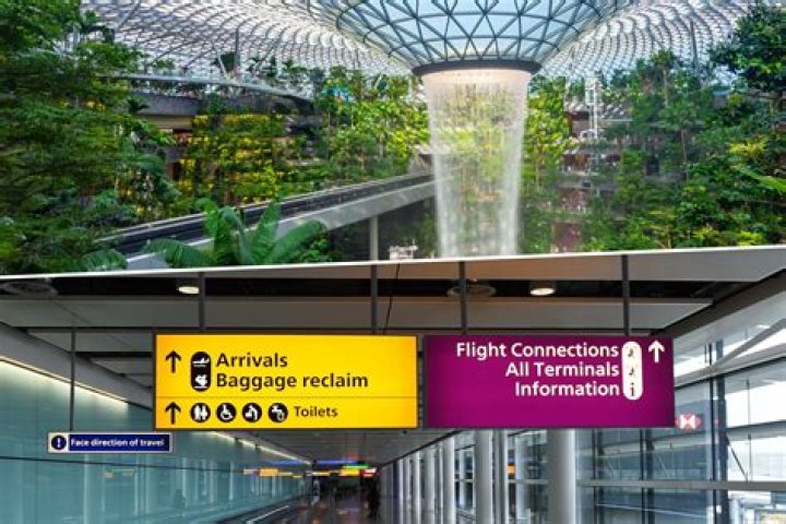 Does Singapore airport have showers?