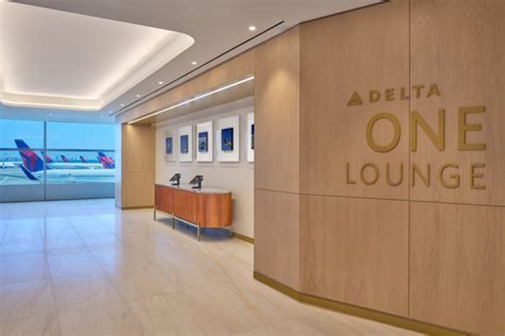 Does SLC have Delta Lounge?