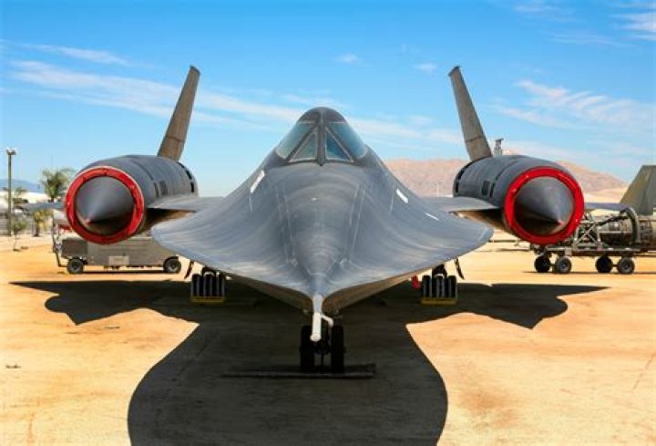 Does SR-71 leak fuel?