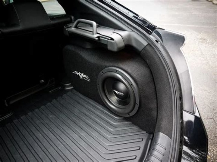 Does the Civic Si have a subwoofer?