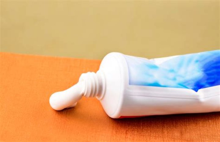 Does toothpaste help with pimple scabs?
