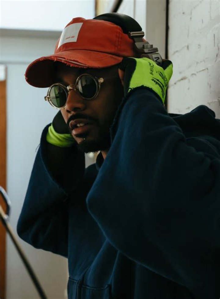 Does Toro Y Moi do drugs?
