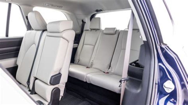 Does Toyota Highlander Hybrid have 3rd row seating?